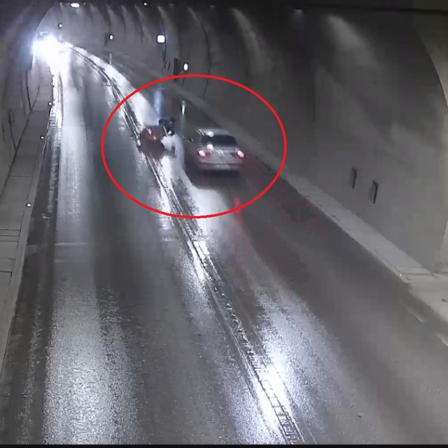 Tünelde motosiklet kazası kamerada