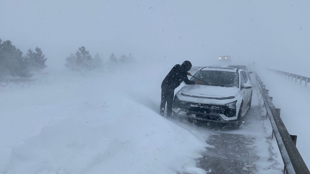 Sivas-Kayseri kara yolu yoğun kar ve tipi nedeniyle ulaşıma kapandı