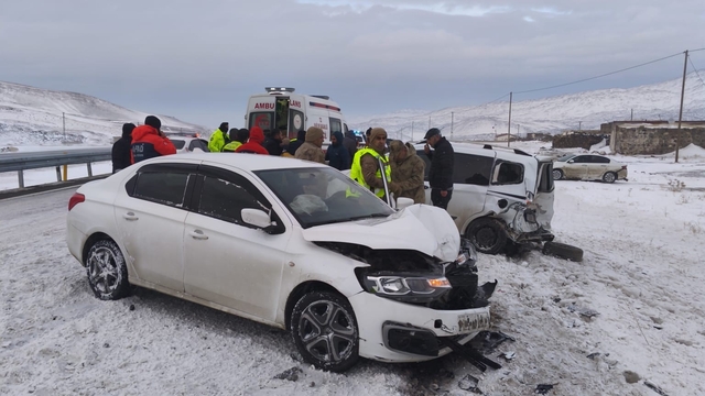 Iğdır-Doğubayazıt yolunda zincirleme kaza: 3 yaralı