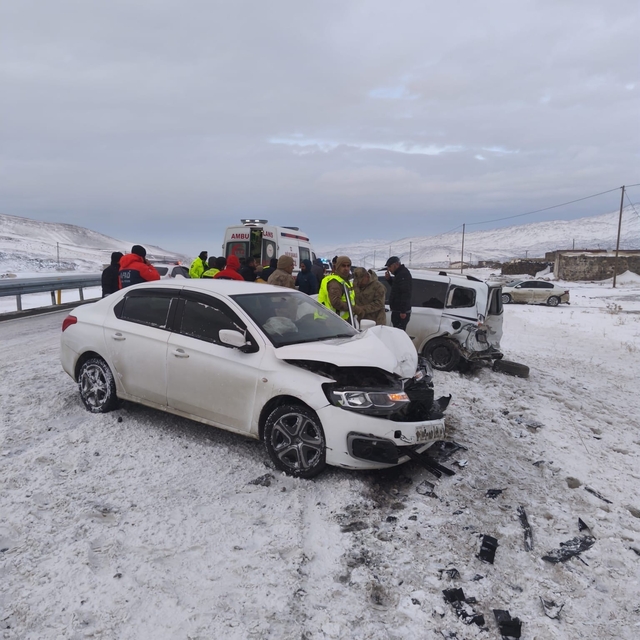 Iğdır-Doğubayazıt yolunda zincirleme kaza: 3 yaralı
