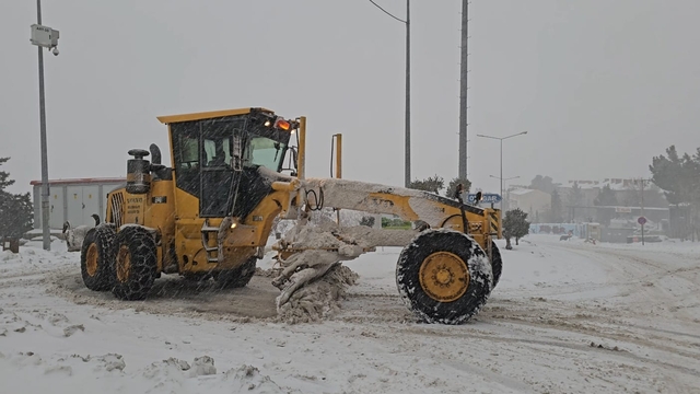 Mardin'de karla mücadele çalışmaları sürüyor