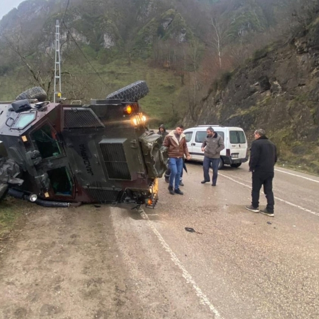 Ordu'da ticari araçla çarpışan askeri araç devrildi