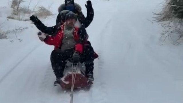 Malatya'da traktör arkasında karda 'sörf'