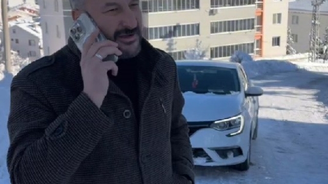 Başkan yolda kaldı, kendini eleştirdi
Buzlanma nedeniyle yolda kalan Eskipazar Belediye Başkanı Cıva:
"Demek ki, işimizi iyi yapmıyoruz ki yolda kaldık"