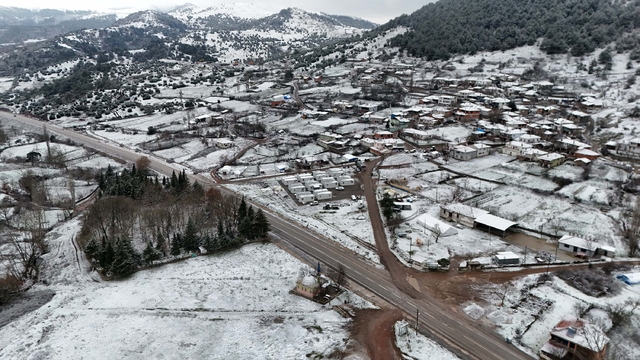 Sındırgı'nın yüksek kesimlerinde kar ve buzlanma