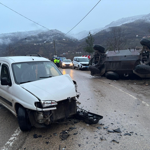 Ordu'da zırhlı askeri araç ile hafif ticari araç çarpıştı