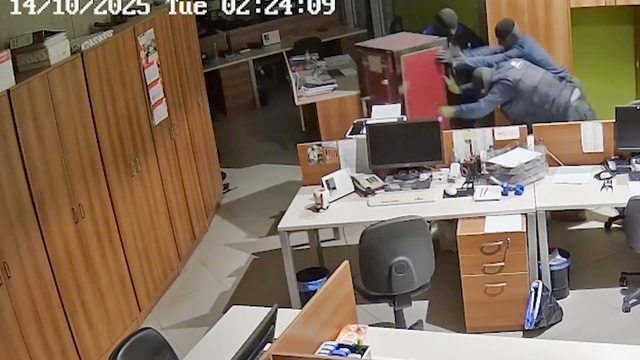 Manisa'da 2 milyon avroluk soygun kamerada: Çelik kasayı metrelerce sürüklediler