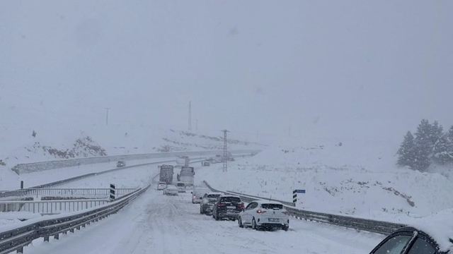 Güneydoğu'da kar esareti: Mardin ve Diyarbakır beyaza büründü, yollar kapandı