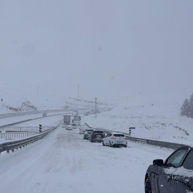 Güneydoğu'da kar esareti: Mardin ve Diyarbakır beyaza büründü, yollar kapan...