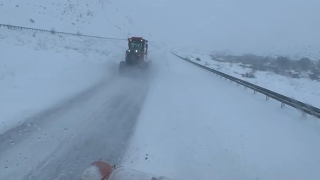 Erzincan'da bazı bölgelerde TIR geçişine izin verilmiyor; Tendürek'te trafik durdu