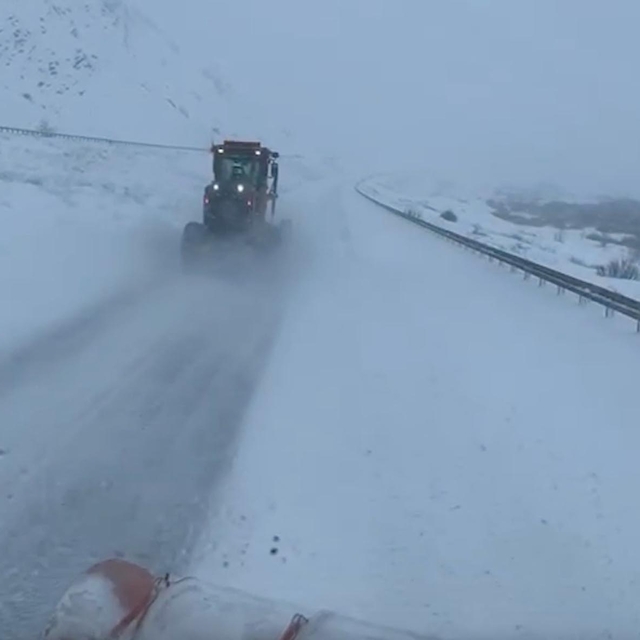 Erzincan'da bazı bölgelerde TIR geçişine izin verilmiyor; Tendürek'te trafi...