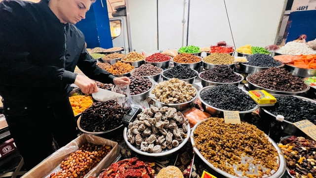 Antalya'da yılbaşı dolayısıyla pazarlarda yoğunluk yaşandı