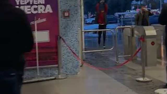 Adana'da metro turnikeleri önünde güvenlik görevlileri ve vatandaşlara saldırı anı kamerada