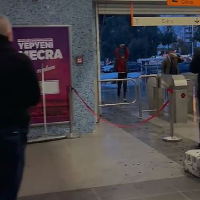 Adana'da metro turnikeleri önünde güvenlik görevlileri ve vatandaşlara sald...