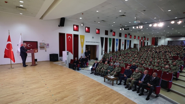 Milli Savunma Bakanı Güler, yılın son gününde Mehmetçikle bir araya geldi