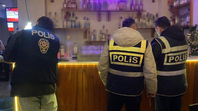 Yılbaşı öncesi, Bursa polisinden eş zamanlı sahte alkol denetimi
98 şişe sahte içki, 110 adet sahte içki şişe kapağı ele geçirildi