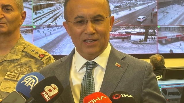 Gaziantep'te yılbaşı gecesi 2 bin 613 araç ve 12 bin 117 personel görev başında
Vali Kemal Çeber kar yağışı ve yılbaşı tedbirlerini açıkladı
Kent merkezinde 15-20 santim, kırsalda ise 30-40 santim civarında kar kalınlığı oluştu