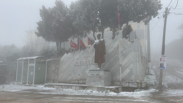 Sındırgı'nın yüksek kesimlerinde kar ve buzlanma etkisini artırdı