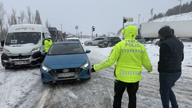 Sivas'ta etkili olan kar, hayatı durma noktasına getirdi
Sivas'ta 807 köye araç ulaşımı sağlanamıyor