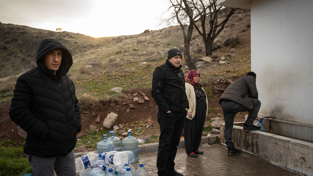 Ankara'da su kesintisinden etkilenen vatandaşlar çeşmelerden su temin ediyor