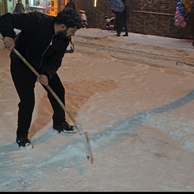 Elazığ'da esnafın karla mücadelesi