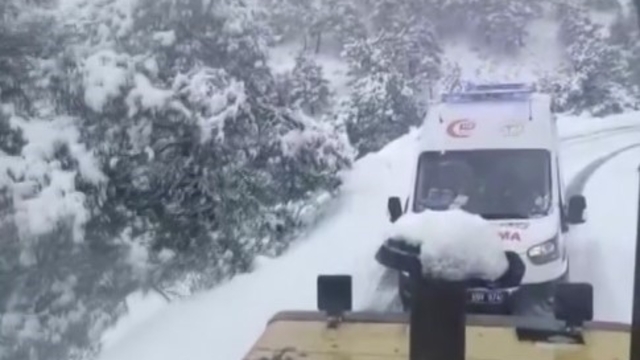 Gaziantep'te kolu kırılan vatandaş için ekipler seferber oldu
Kar yağışı nedeniyle hastaneye gidemeyen vatandaşa ekipler ulaştı