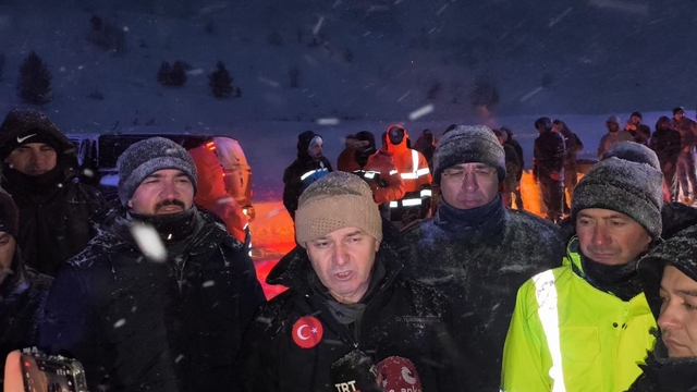 Vali Turan Ergün: "Çığ altındakileri bulmak için çalışmalar yarın sabah yeniden başlayacak"