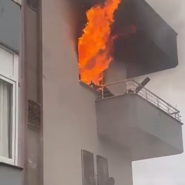 Mersin'de ev yangını alevler pencereden çıktı