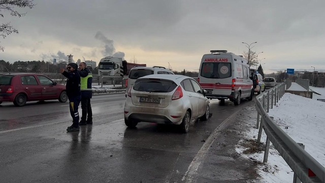 Kütahya'da iki otomobil çarpıştı: 1 yaralı