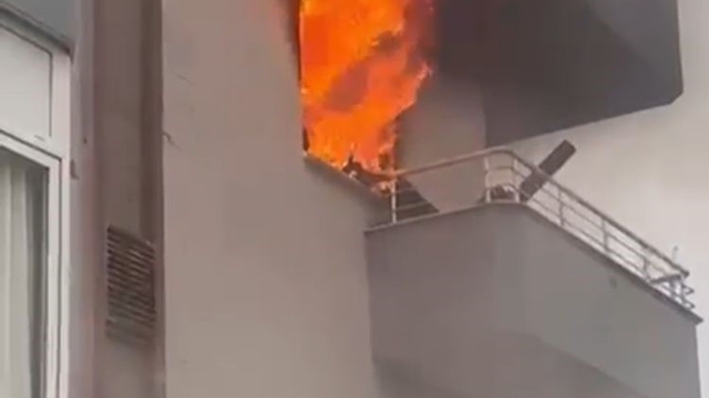 Mersin'de ev yangını alevler pencereden çıktı