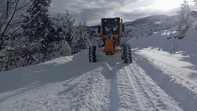 Ardahan'da kardan kapanan 4 köy yolunda yeniden ulaşım sağlandı