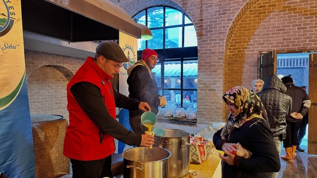 Ladik Belediyesi'nden pazarcı esnafına çorba ikramı