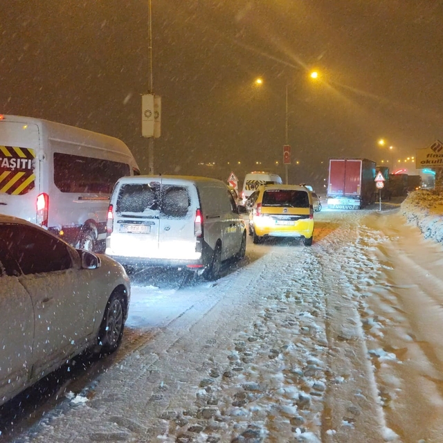 Mardin'de 180 yerleşim yerinin yolu kardan kapandı (3)