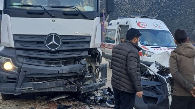 Isparta'da park halindeki kamyona çarpan otomobildeki 2 kişi öldü
