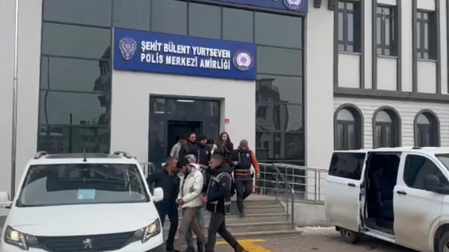 Kuyumcuyu soyup, lüks araç almışlar; 3 gözaltı (2)