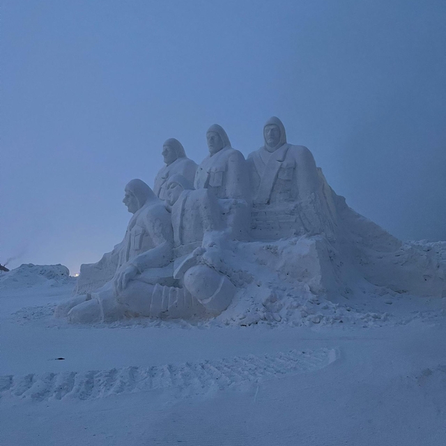 Şehit askerler anısına yapılan kardan heykeller tamamlandı