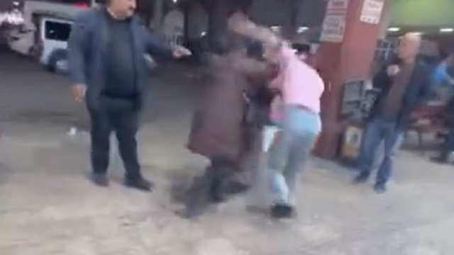 Kadınların saç saça baş başa kavgası kamerada