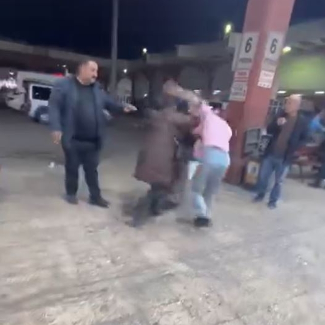 Kadınların saç saça baş başa kavgası kamerada