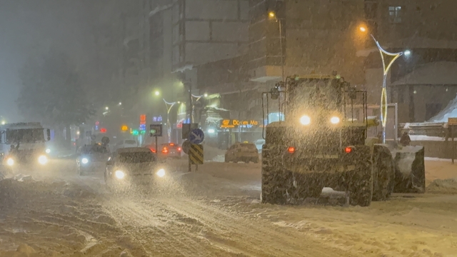 Tatvan'da 15 köy yolu ulaşıma kapadı: Merkezde kar kalınlığı 50 santimetreye ulaştı