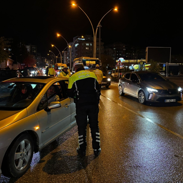 Adana'da yılbaşı öncesi 'Huzur ve Güven' uygulaması gerçekleştirildi