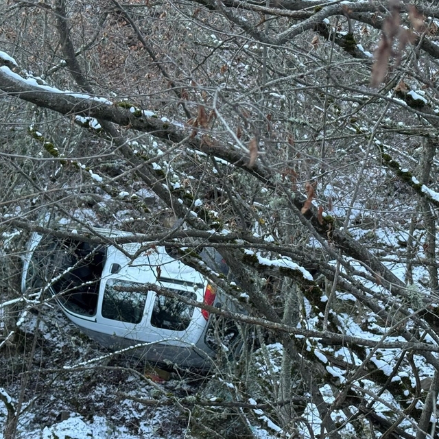 Kastamonu'da hafif ticari araç şarampole yuvarlandı, sürücü yara almadan ku...