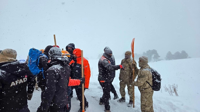 Artvin'de çığ düştü; kar altında kalan 3 çobandan 1'i öldü, 2'si aranıyor (3)