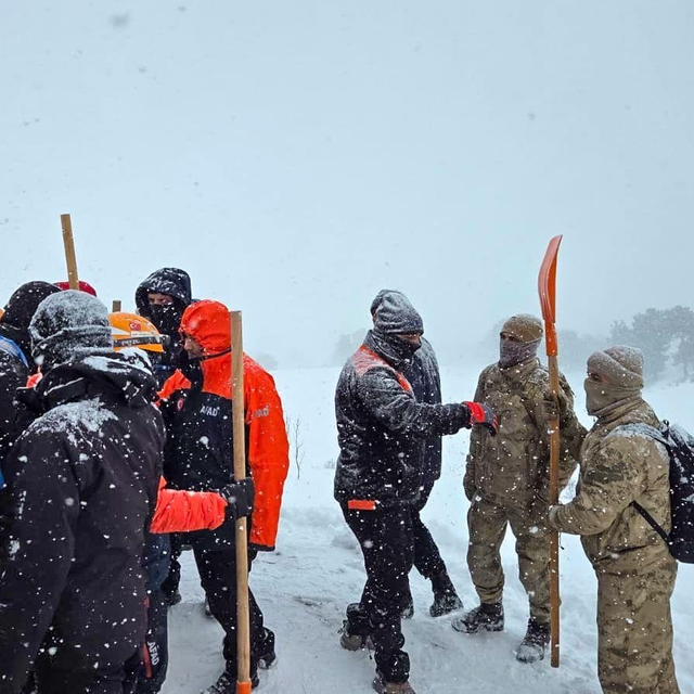 Artvin'de çığ düştü; kar altında kalan 3 çobandan 1'i öldü, 2'si aranıyor (...