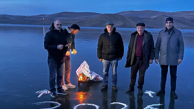 Yeni yılı yüzeyi buz tutan Çıldır Gölü'nde kaz eti yiyerek karşıladılar