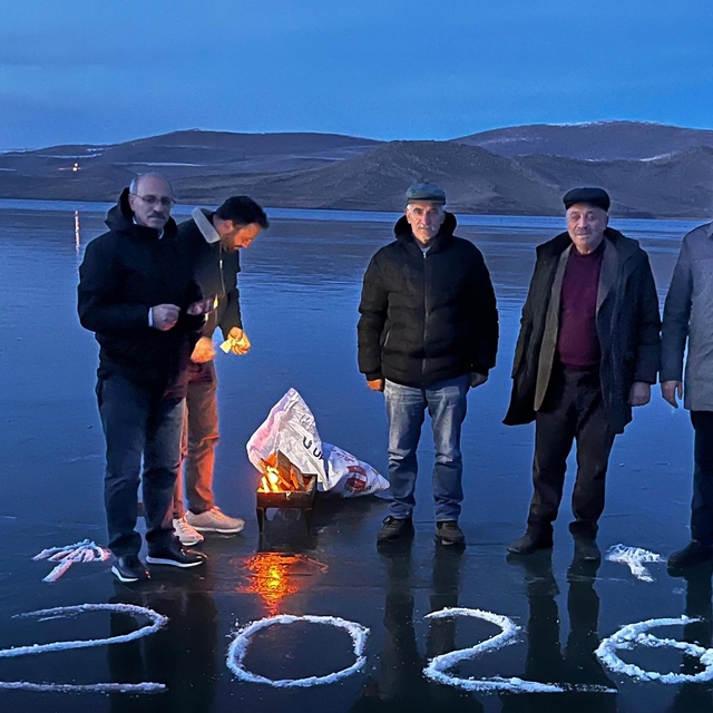 Yeni yılı yüzeyi buz tutan Çıldır Gölü'nde kaz eti yiyerek karşıladılar