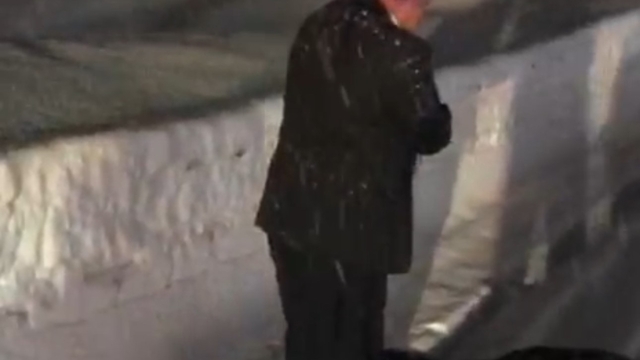 Yüksekova'da kar ve tipi ulaşımı aksattı: Fırtınaya rağmen namazını kıldı