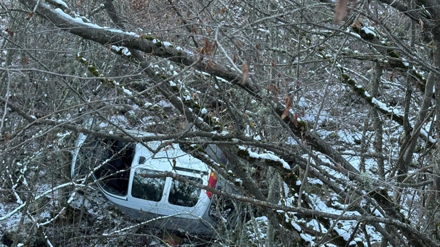 Kastamonu'da hafif ticari araç şarampole yuvarlandı, sürücü yara almadan kurtuldu