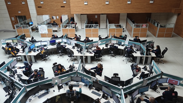 Kayseri 112 Acil Çağrı Merkezi 2025'te 1 milyon 500 bin çağrıyı cevapladı
Kayseri 112 Acil Çağrı Servisi Müdürü Mustafa Ak:
"112 Acil Çağrı Merkezi çok hayati öneme sahip kurumlarımızdan bir tanesi"