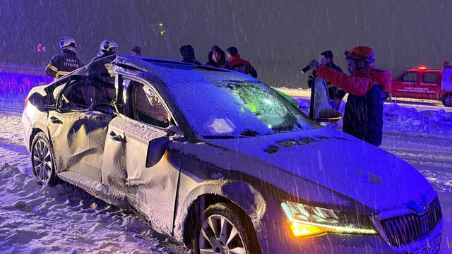 Siirt'te yol çalışması yapan araç ile otomobil çarpıştı: 1 ölü, 4 yaralı