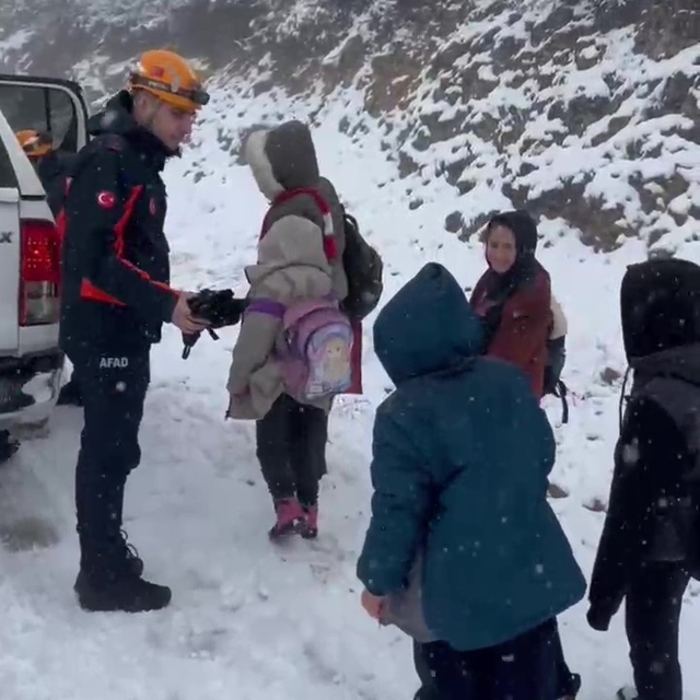 Karlı yolda mahsur kalan öğrencilerin yardımına AFAD ekibi yetişti